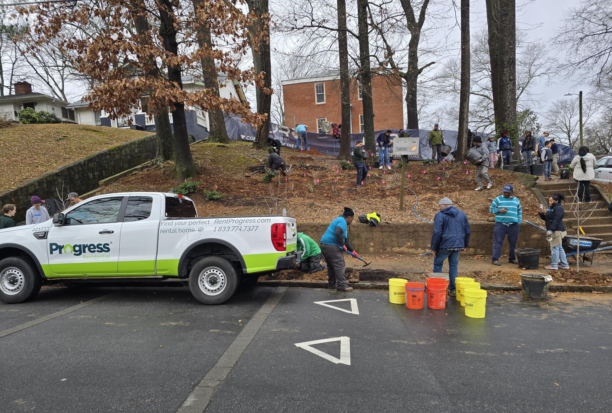 Progress Residential Volunteers with Westside Future Fund on Community Clean Up